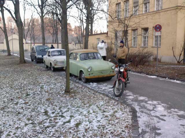 13012009.jpg - die ersten Ostfahrzeuge treffen ein