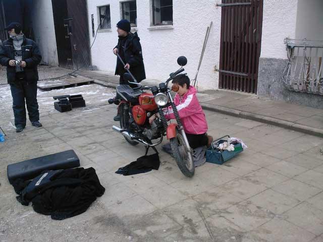 14012009(015).jpg - Schrauben muss die junge Dame auch noch - ist halt so bei Ost-Mopeds: AUTHENTISCH!!!