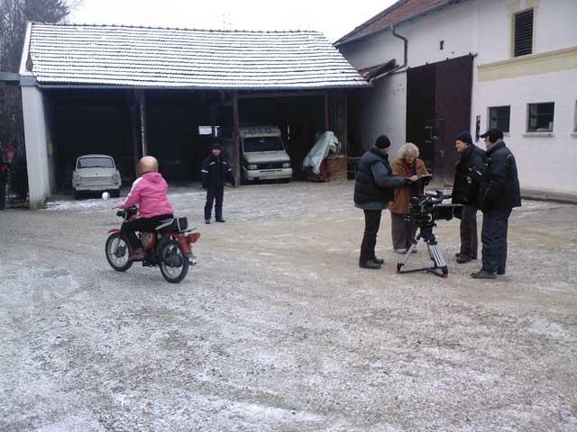 14012009.jpg - Schnitt! Nächste Szene! Das Mordopfer übt Simsonfahren