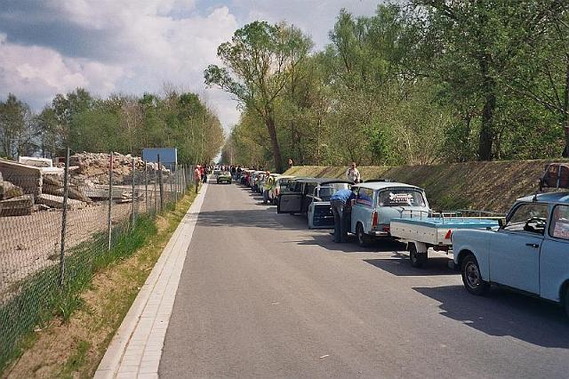 imm011_12A.jpg - Aufstellung zur längsten Trabantschlange der Welt - waren dann einige km Platz vonnöten