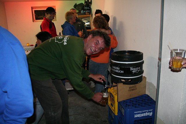 IMG_6389.JPG - Michi zapft sich sein Bier - so soll das sein.