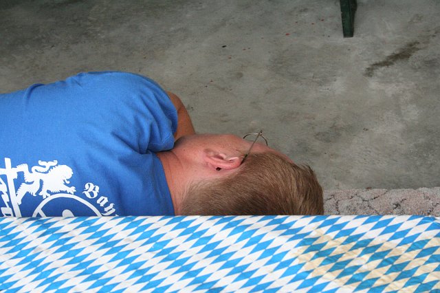 IMG_6429.JPG - Peter ist noch mal schnell auf die Bank