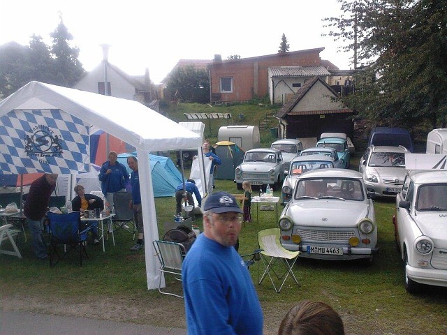 20062009(009).jpg - BTC-Fahrerlager am Morgen