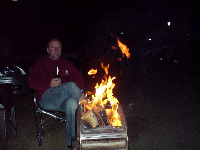 DSC00020.jpg - Mike gemütlich auf der anderen Seite des Feuers