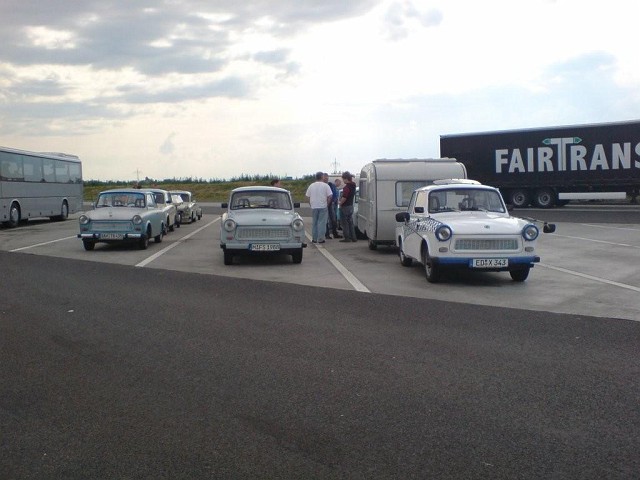 DSC00034.jpg - Dreireihig auf LKW-Parkplatz