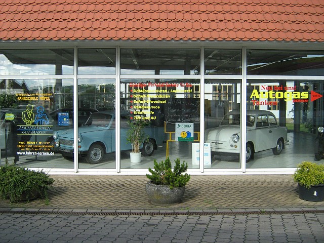IMG_2204.JPG - Schaufenster einer Firma auf der Rückfahrt