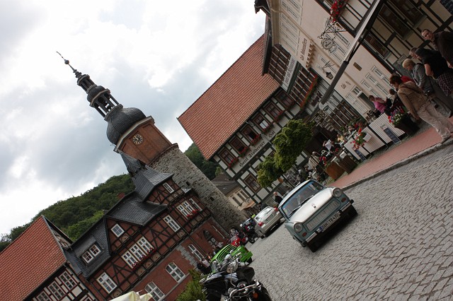 IMG_2391.JPG - Jennys Trabi vor Turm in Stolberg.