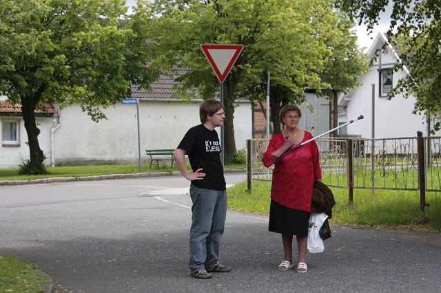 IMG_2423.JPG - Auf Nachfrage zu einem ehemaligen Kinderferienlager, wurde uns unzweifelhaft der Weg dorthin gewiesen. Unser Dank gilt dieser freundlichen Anwohnerin.