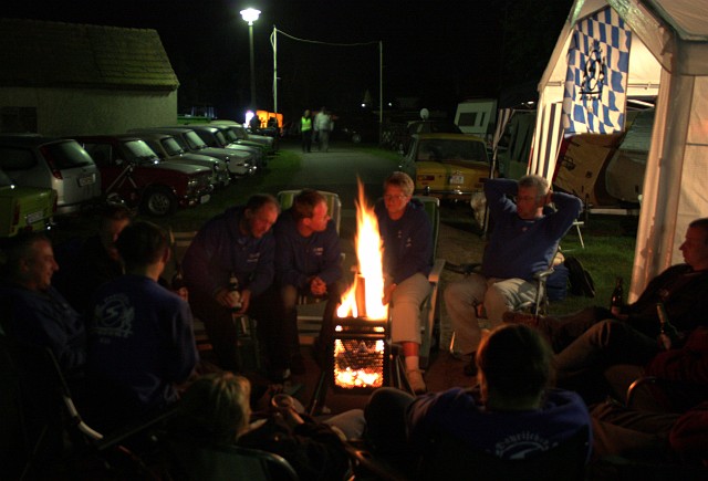 IMG_2688.JPG - Gemütliche Runde in der Nacht mit Waschtrommelfeuer vor dem BTC Fahrerlager