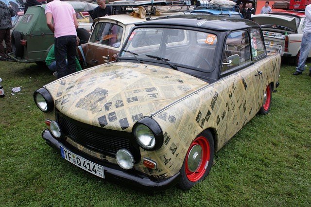 IMG_2723.JPG - Trabant mit Reparaturheftseiten auf der Beplankung