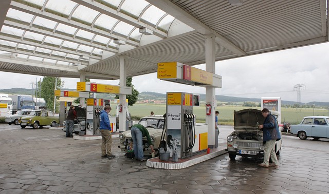 IMG_2853.JPG - Nur Trabis beim Tanken.