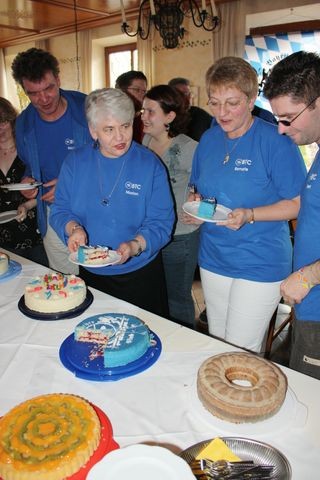 IMG_2030.JPG - Die Schlacht am Kuchenbuffet beginnt.
