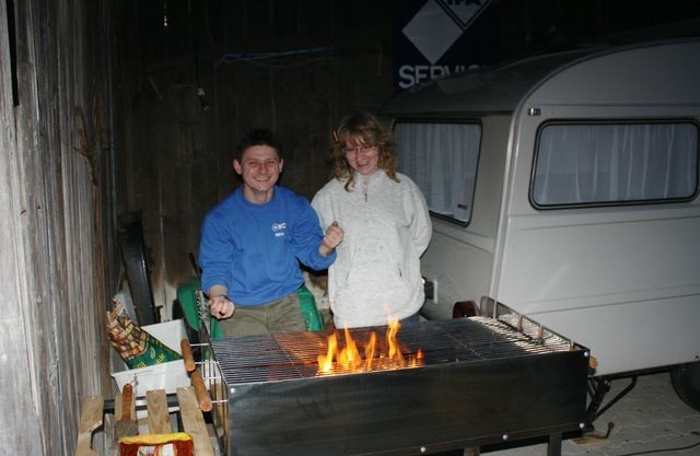 IMG_2087.JPG - Mirko am Grill – denn der hat das Feuer!