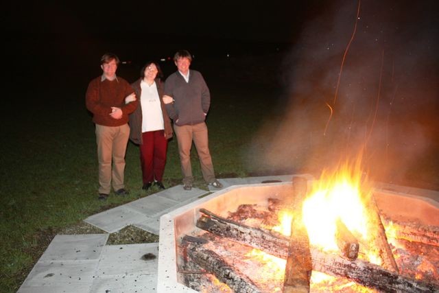 IMG_2103.JPG - Die drei beim Feuer sind in guter Stimmung.